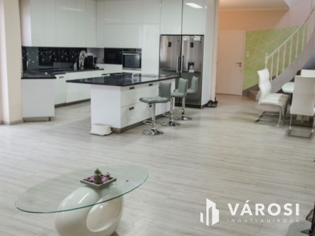 Luxus a Pilis lábánál