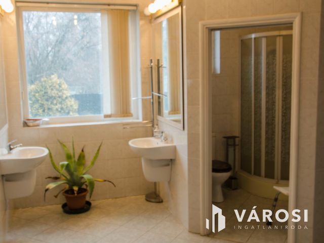 Luxus a Pilis lábánál