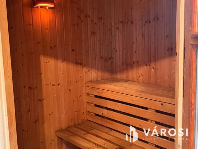 Luxus a Pilis lábánál