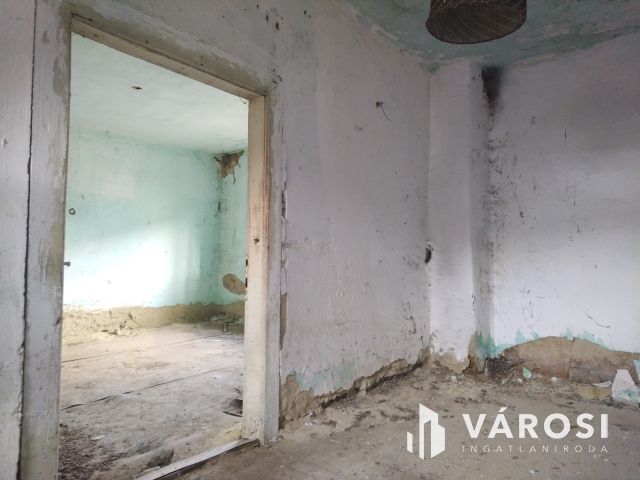 Vállalkozásra alkalmas, saroktelken lévő ház!