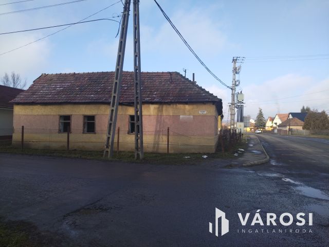 Vállalkozásra alkalmas, saroktelken lévő ház!