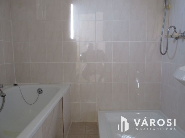 Családi ház csendes helyen két lakrésszel