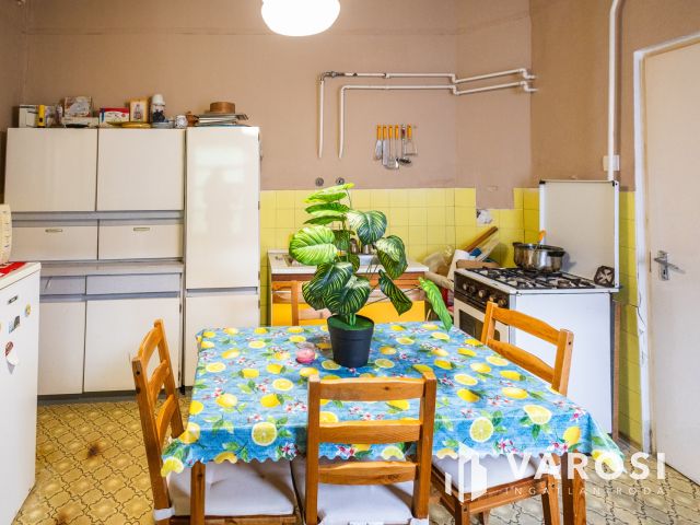 Napfényes, földszinti lakás Gyula központjában