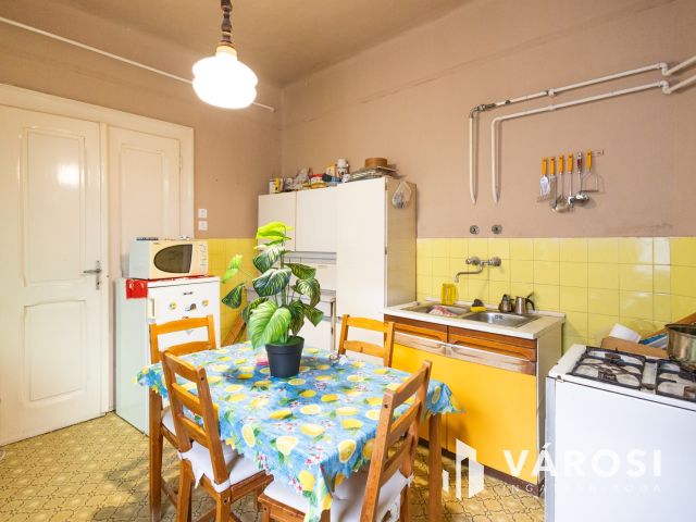 Napfényes, földszinti lakás Gyula központjában