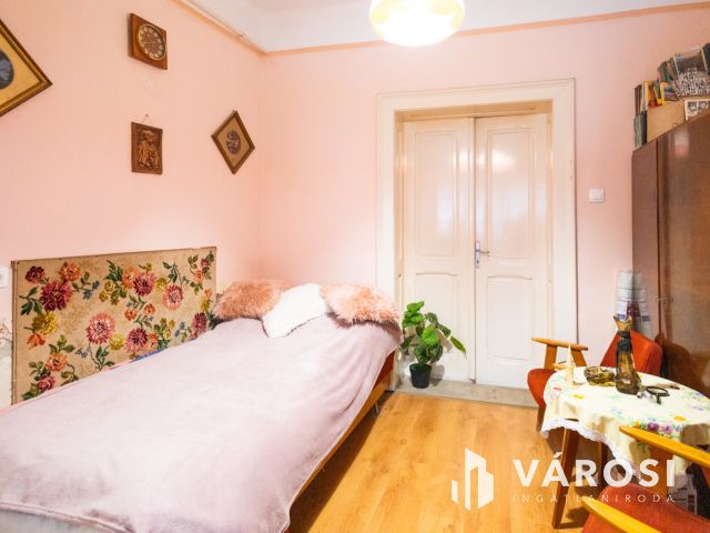 Napfényes, földszinti lakás Gyula központjában