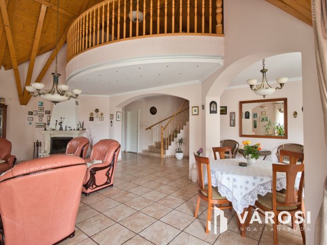 Újszerű családi ház, dupla garázzsal, gyönyörű udvarral