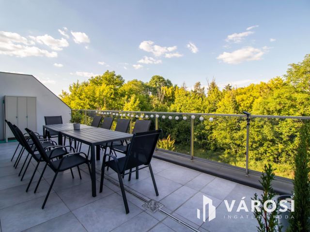 Luxus penthouse lakás Velencén