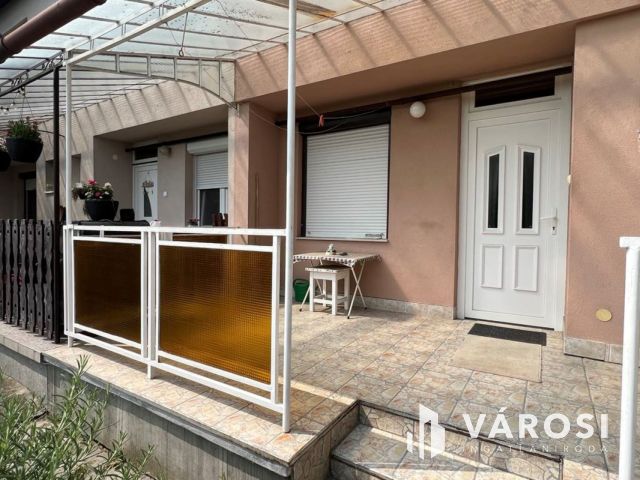 Belvárosi, társasházi lakás, kíváló adottságokkal garázzsal