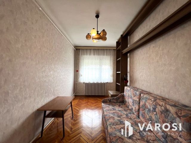 Belvárosi, társasházi lakás, kíváló adottságokkal garázzsal