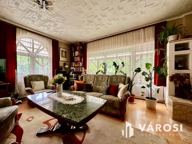 Karancsalja legjobb utcájában, 3 szintes családi ház eladó!