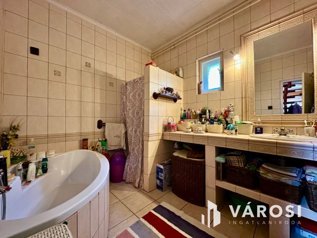 Karancsalja legjobb utcájában, 3 szintes családi ház eladó!