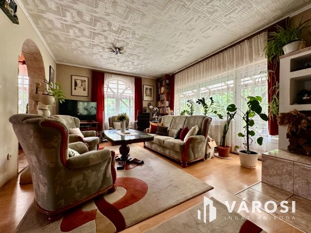 Karancsalja legjobb utcájában, 3 szintes családi ház eladó!