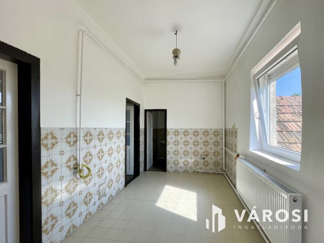 Eladó családi ház Enyingen – nagy telek, sok lehetőség!