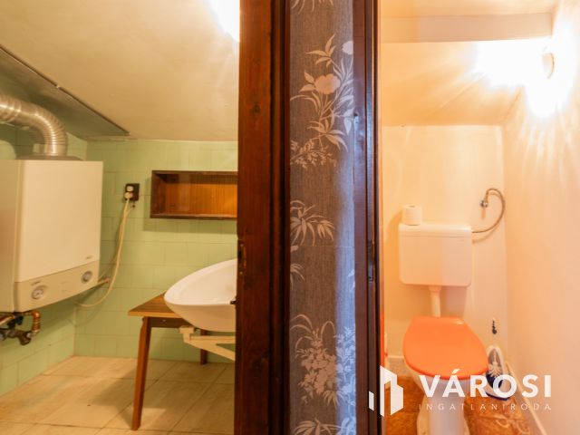 Nagy alapterületű, jó elhelyezkedésű ház az újváros elején