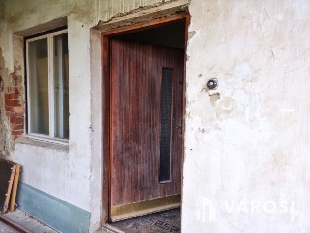 Felújítandó, utcafronti, különálló házrész a belvárosban