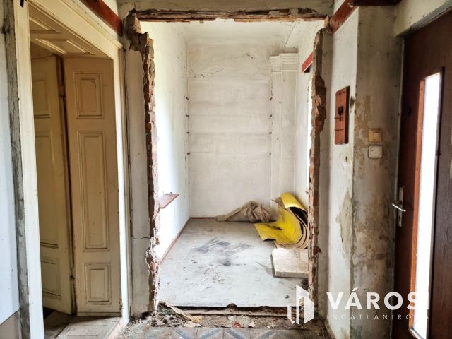 Felújítandó, utcafronti, különálló házrész a belvárosban