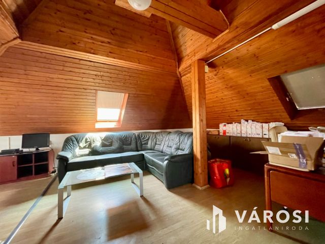 Forgalmas főút mellett telephely irodaépülettel eladó!