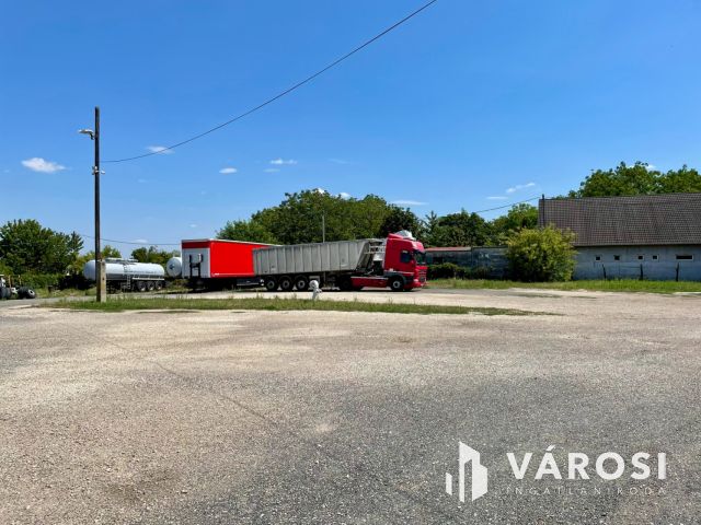 Forgalmas főút mellett telephely irodaépülettel eladó!