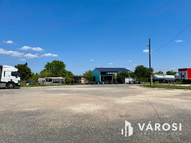 Forgalmas főút mellett telephely irodaépülettel eladó!