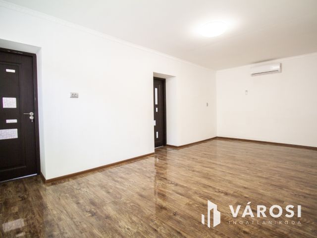 Modern, azonnal költözhető otthon Elek központjában
