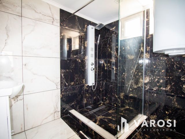 Modern, azonnal költözhető otthon Elek központjában