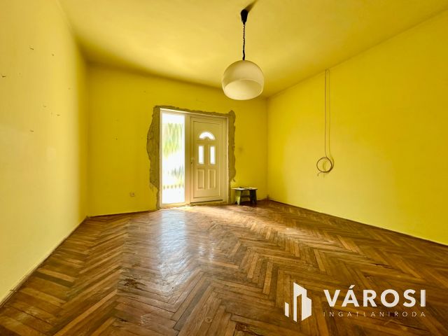 Belváros közelében felújítandó ikerház eladó!