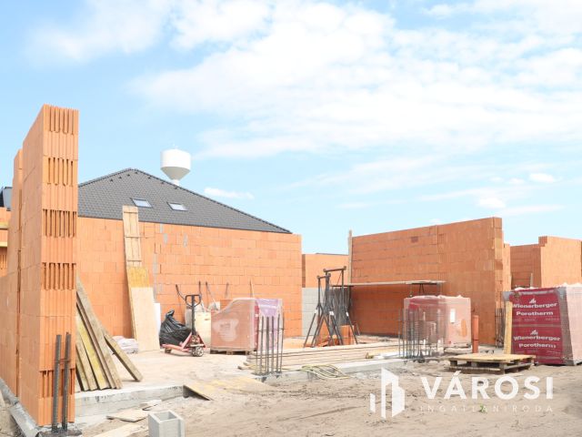 Mórahalom, kis sor-i lakóparkban lakások eladók.