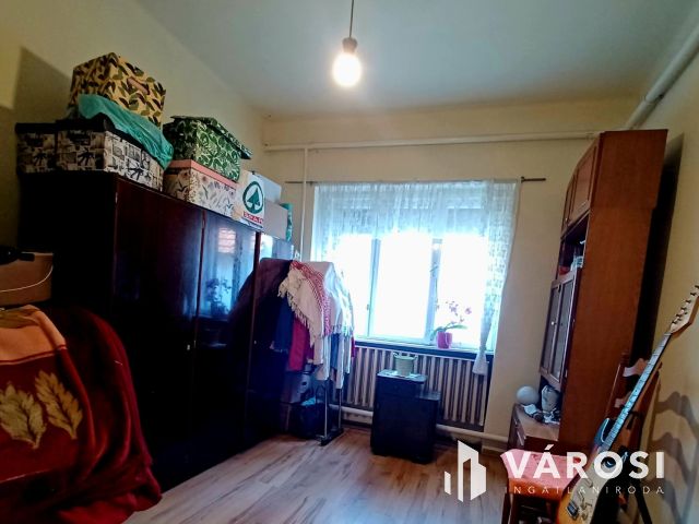 Családi ház gazdálkodásra alkalmas területtel