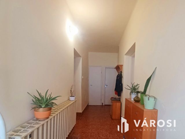 Családi ház gazdálkodásra alkalmas területtel