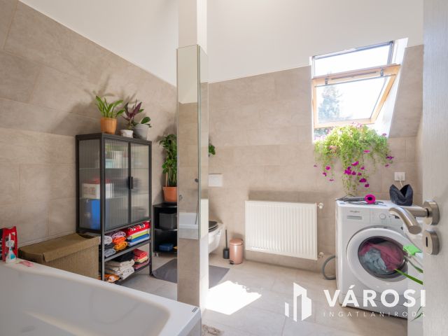 Eladó társasház Gödön: 4 üzlet + 3 lakás