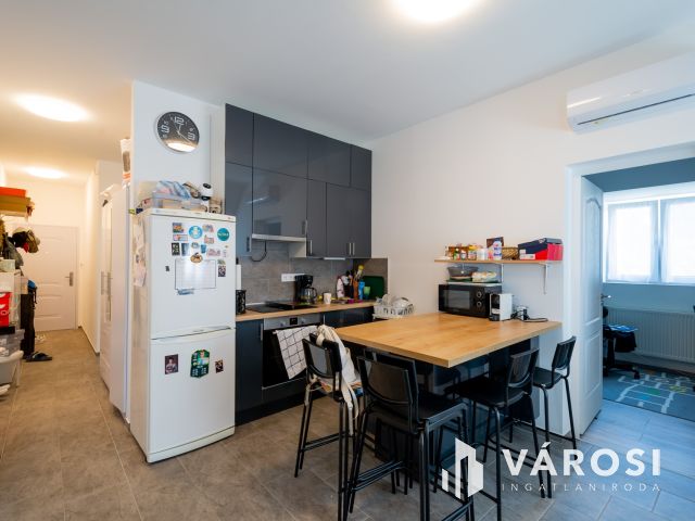 Eladó társasház Gödön: 4 üzlet + 3 lakás