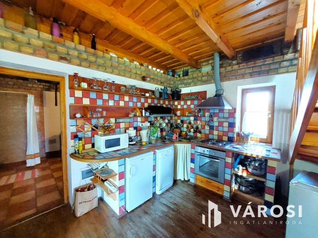 Toszkán hangulatú VíZPARTI HÁZ fürdőövezetben, napelemekkel