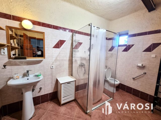 Toszkán hangulatú VíZPARTI HÁZ fürdőövezetben, napelemekkel