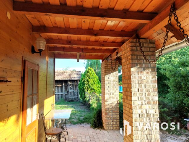 Toszkán hangulatú VíZPARTI HÁZ fürdőövezetben, napelemekkel