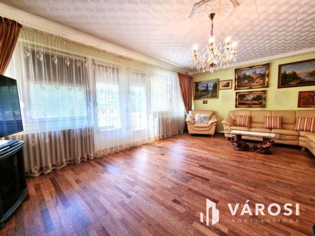 Háromszintes Belvárosi Családi Ház Békéscsaba Szívében