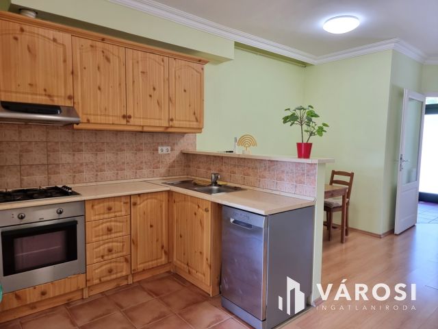 Full belvárosi, korszerű 2. emeleti liftes lakás