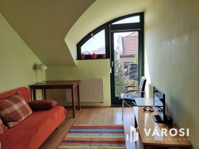 Full belvárosi, korszerű 2. emeleti liftes lakás