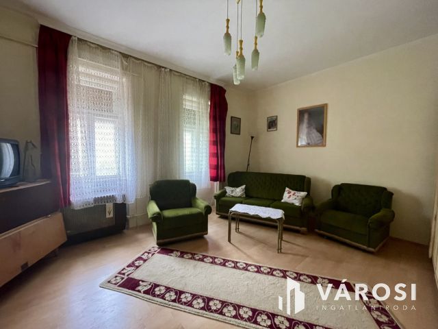 Családi ház 1670 m²-es telekkel Enying csendes utcájában