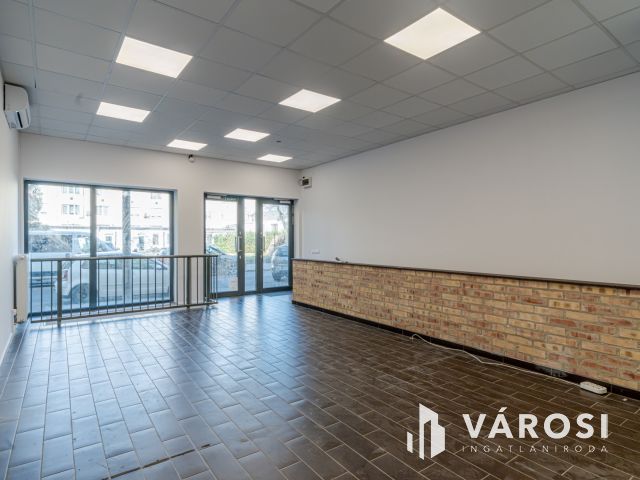 Üzlethelyiség a belvárosban, 200 nm-es panoráma terasszal