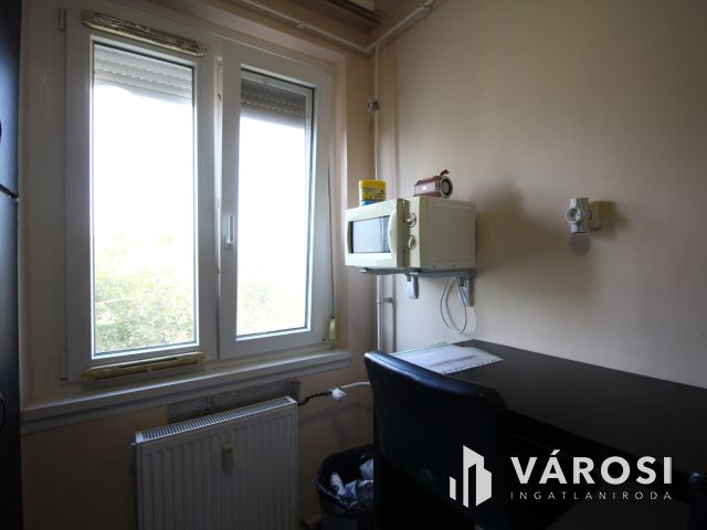 Orosházán a belvárosban 3 szobás panelt kínálok.
