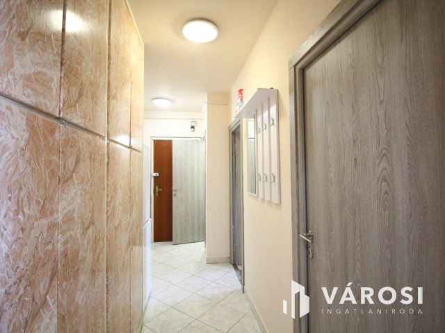 Orosházán a belvárosban 3 szobás panelt kínálok.