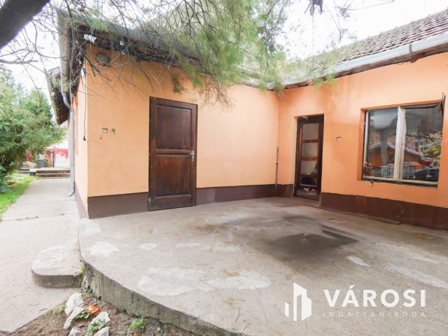 Vecsés központi részén 2 lakásos családi ház!