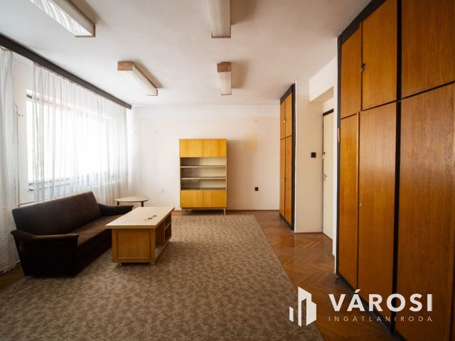 Kétszintes, 600 nm-es irodaház Orosháza központjában