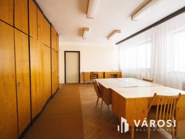 Kétszintes, 600 nm-es irodaház Orosháza központjában