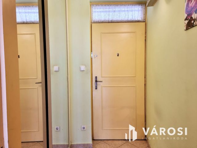 Erkélyes Liftes Nagy Nappalis 2.emeleti Belvárosi Lakás