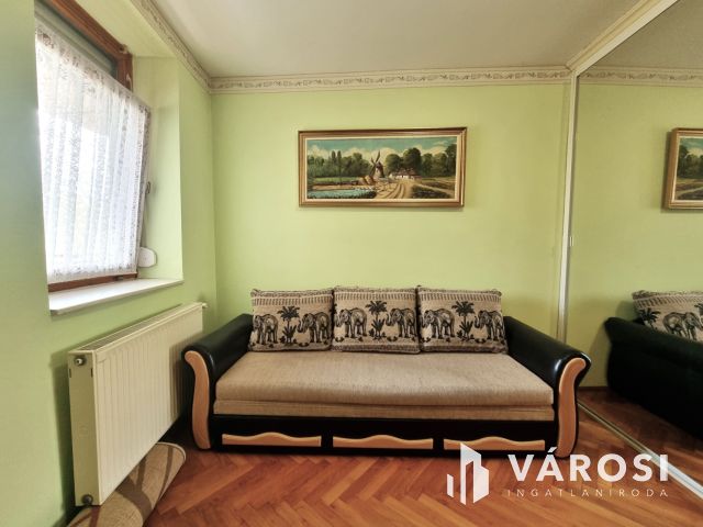 Erkélyes Liftes Nagy Nappalis 2.emeleti Belvárosi Lakás