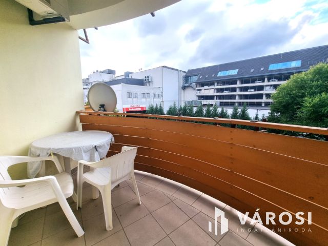 Erkélyes Liftes Nagy Nappalis 2.emeleti Belvárosi Lakás