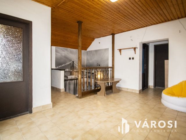 Tágas, két szintes, nagycsaládos ház Sarkadon