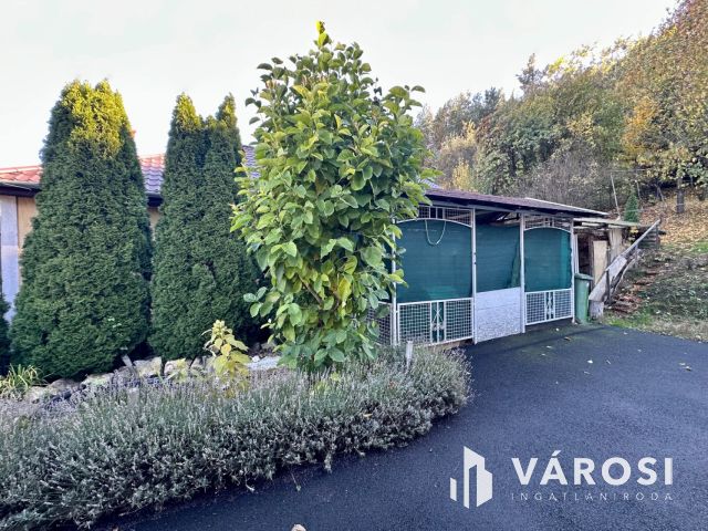 Bárna csendes utcájában jó állapotú családi ház eladó!