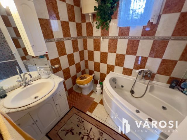 Bárna csendes utcájában jó állapotú családi ház eladó!